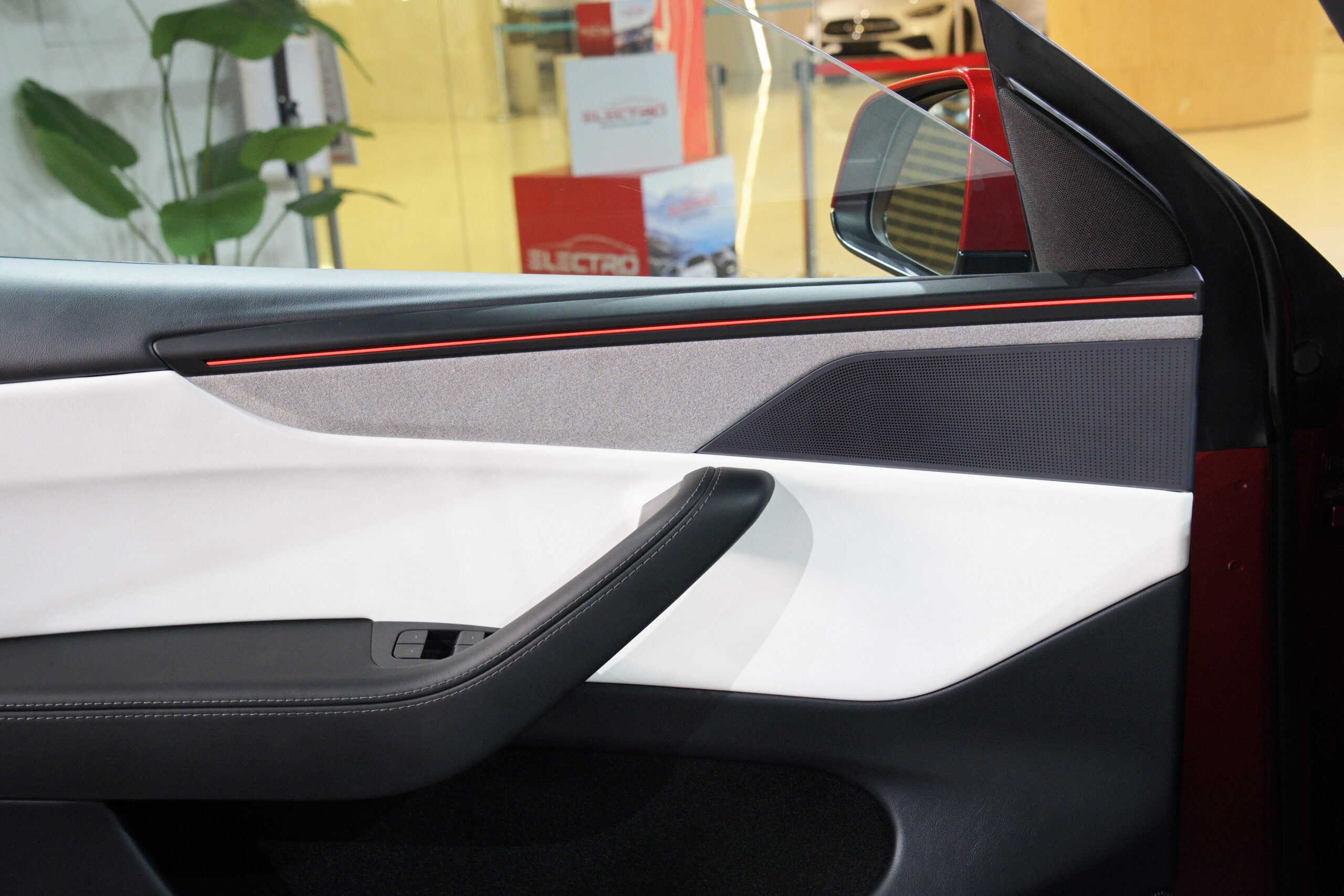 
								Tesla Model Y Long Range AWD 2025 full									