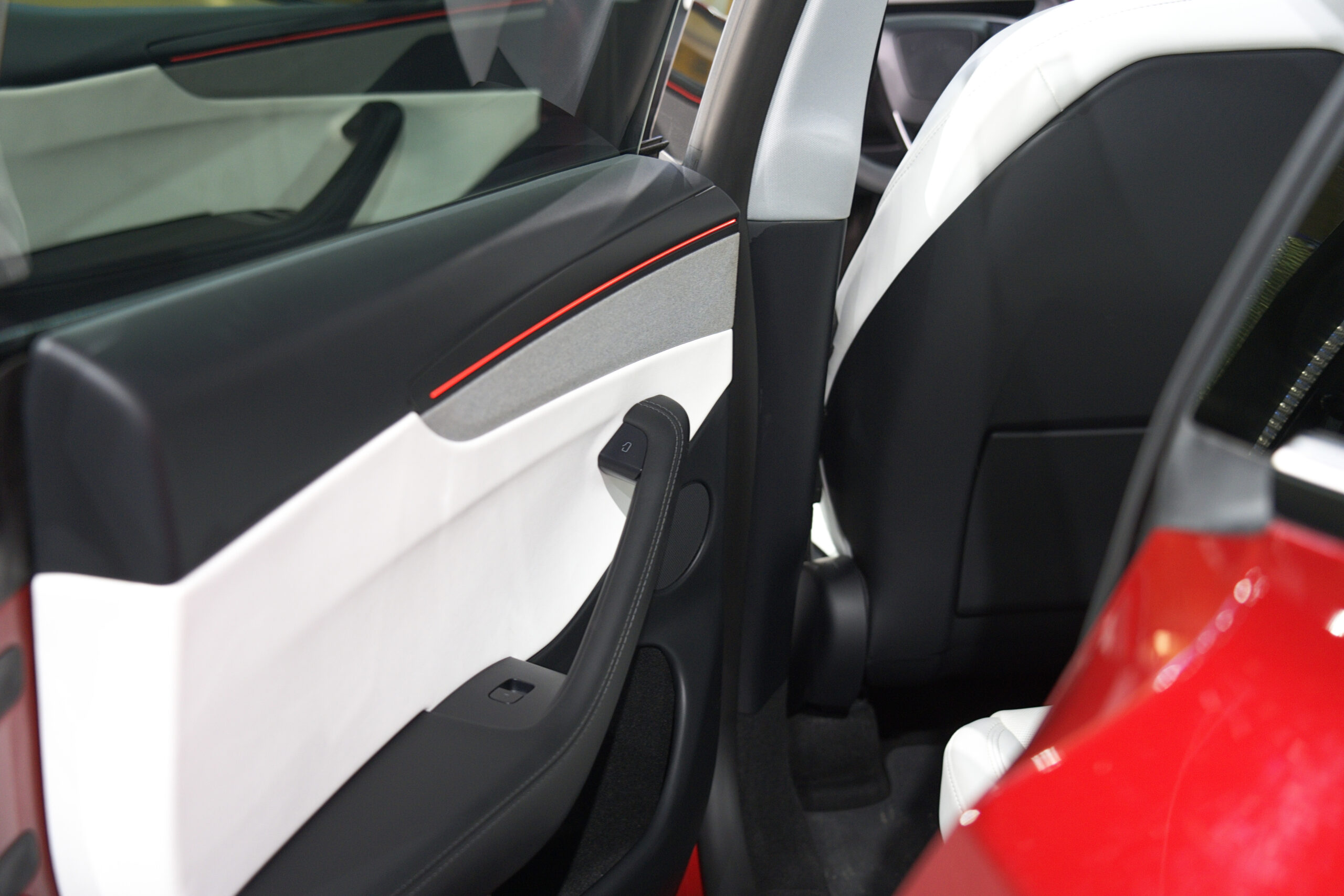 
								Tesla Model Y Long Range AWD 2025 full									