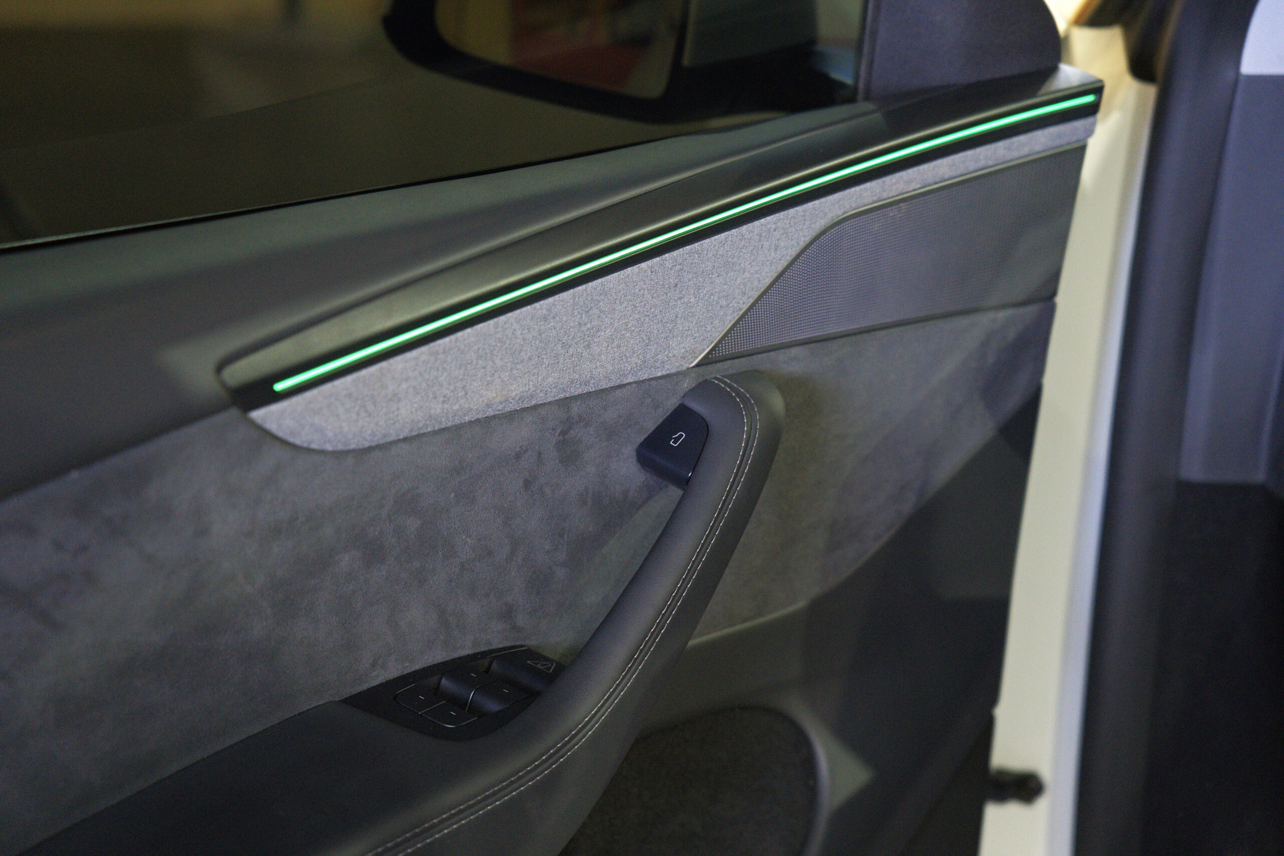
								Tesla Model Y Long Range AWD 2025 GCC full									
