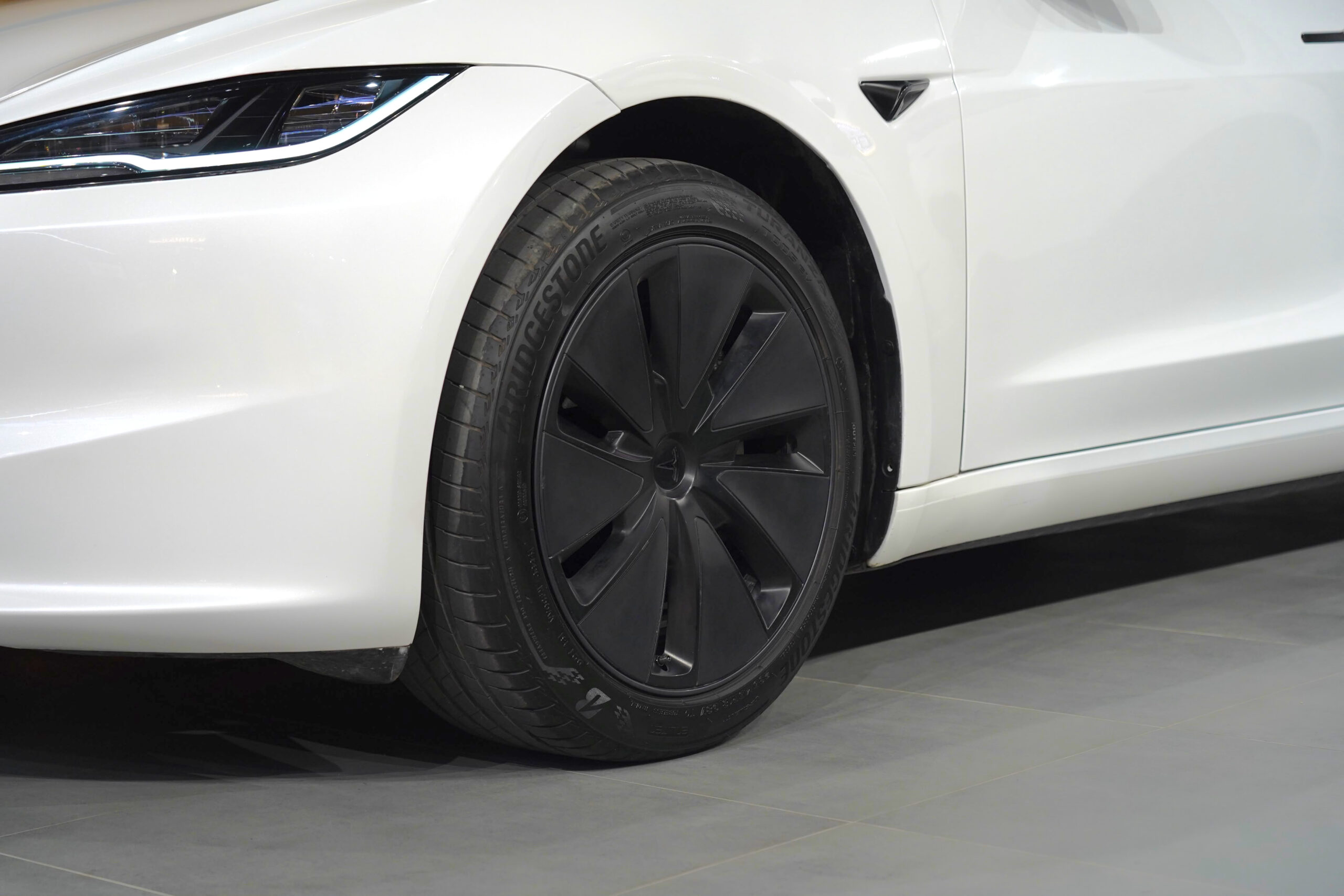 
								Tesla Model 3 Standard Range Plus RWD 2025 full									